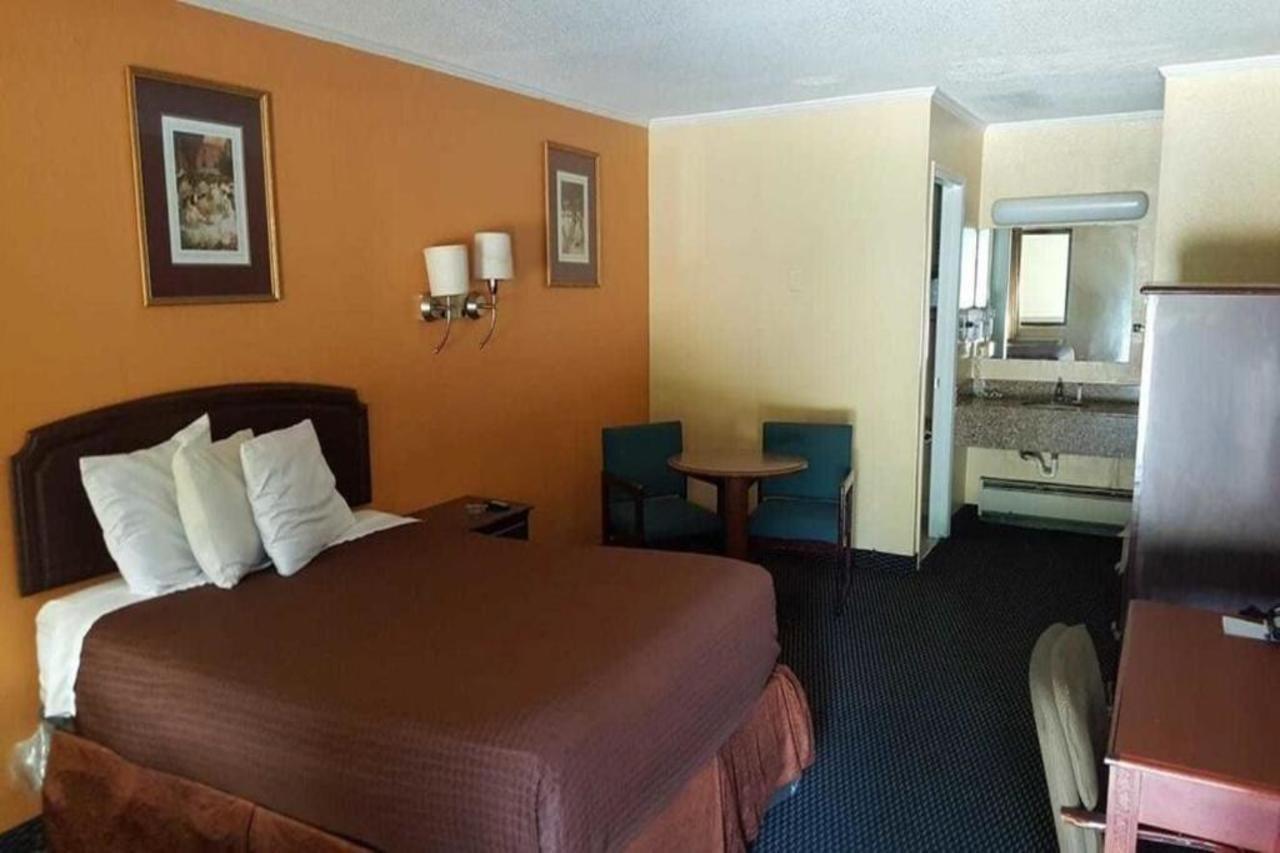 Loyalty Inn Rockingham Bagian luar foto