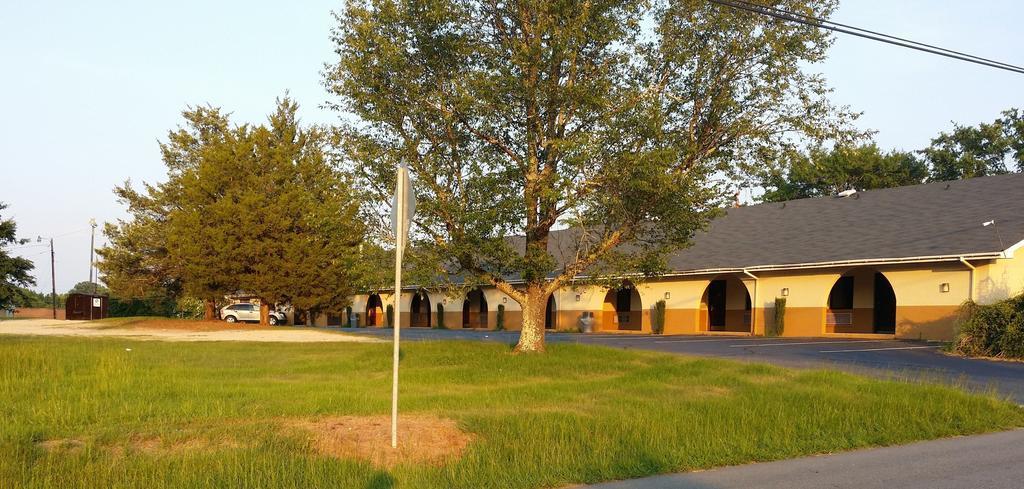 Loyalty Inn Rockingham Bagian luar foto