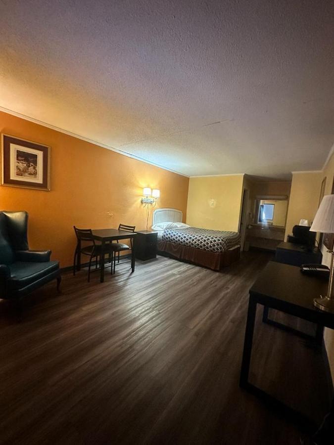Loyalty Inn Rockingham Bagian luar foto