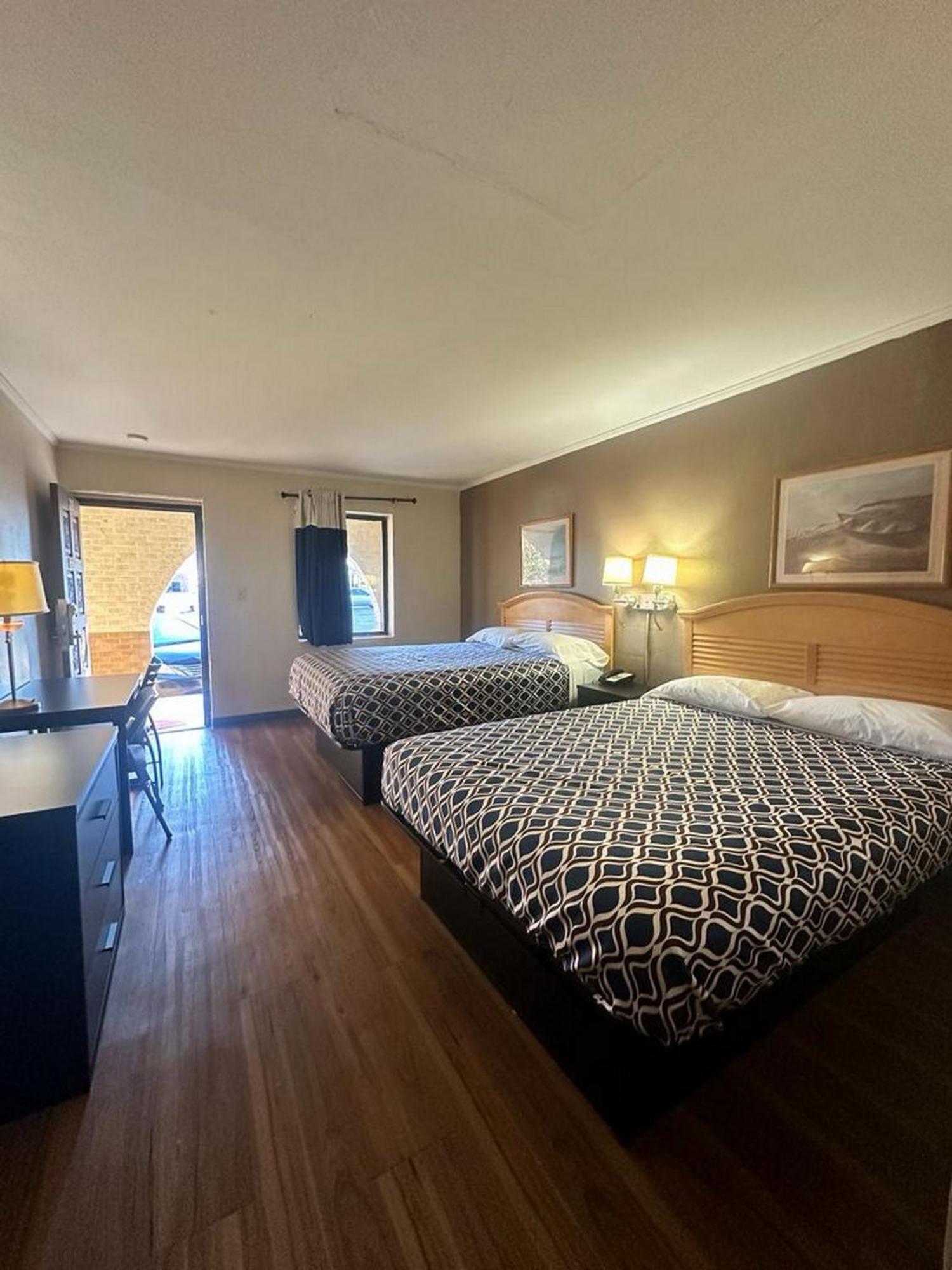 Loyalty Inn Rockingham Bagian luar foto