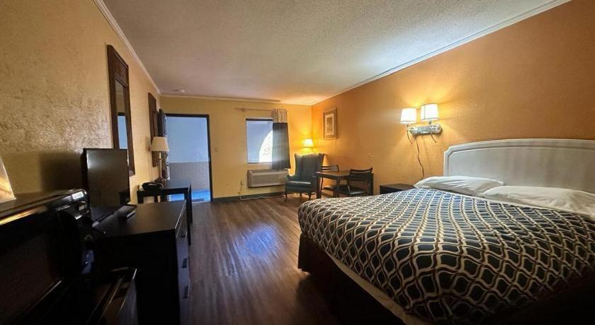 Loyalty Inn Rockingham Bagian luar foto