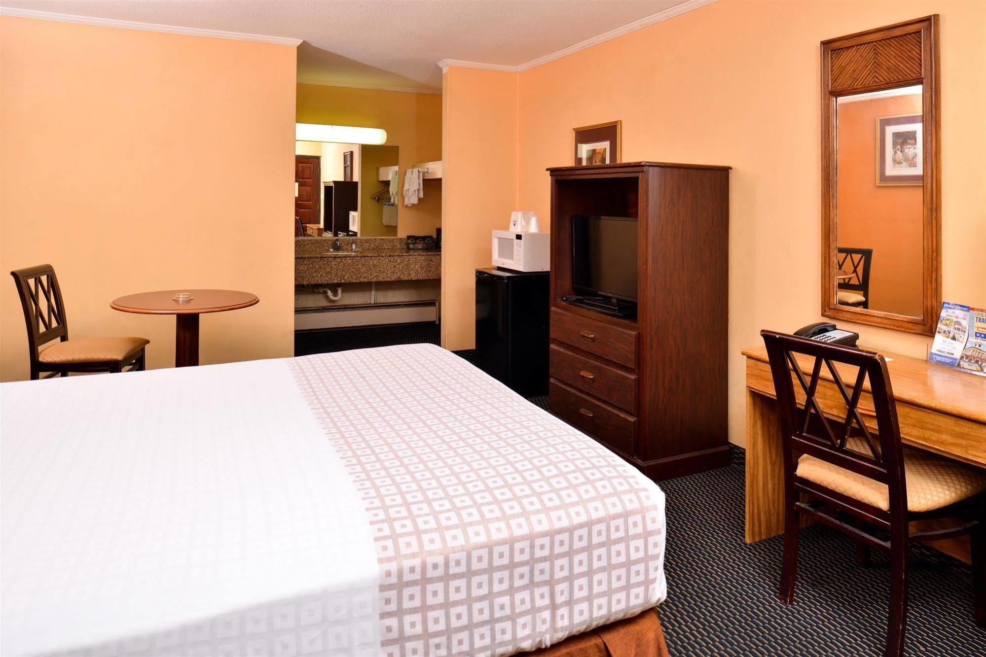 Loyalty Inn Rockingham Bagian luar foto
