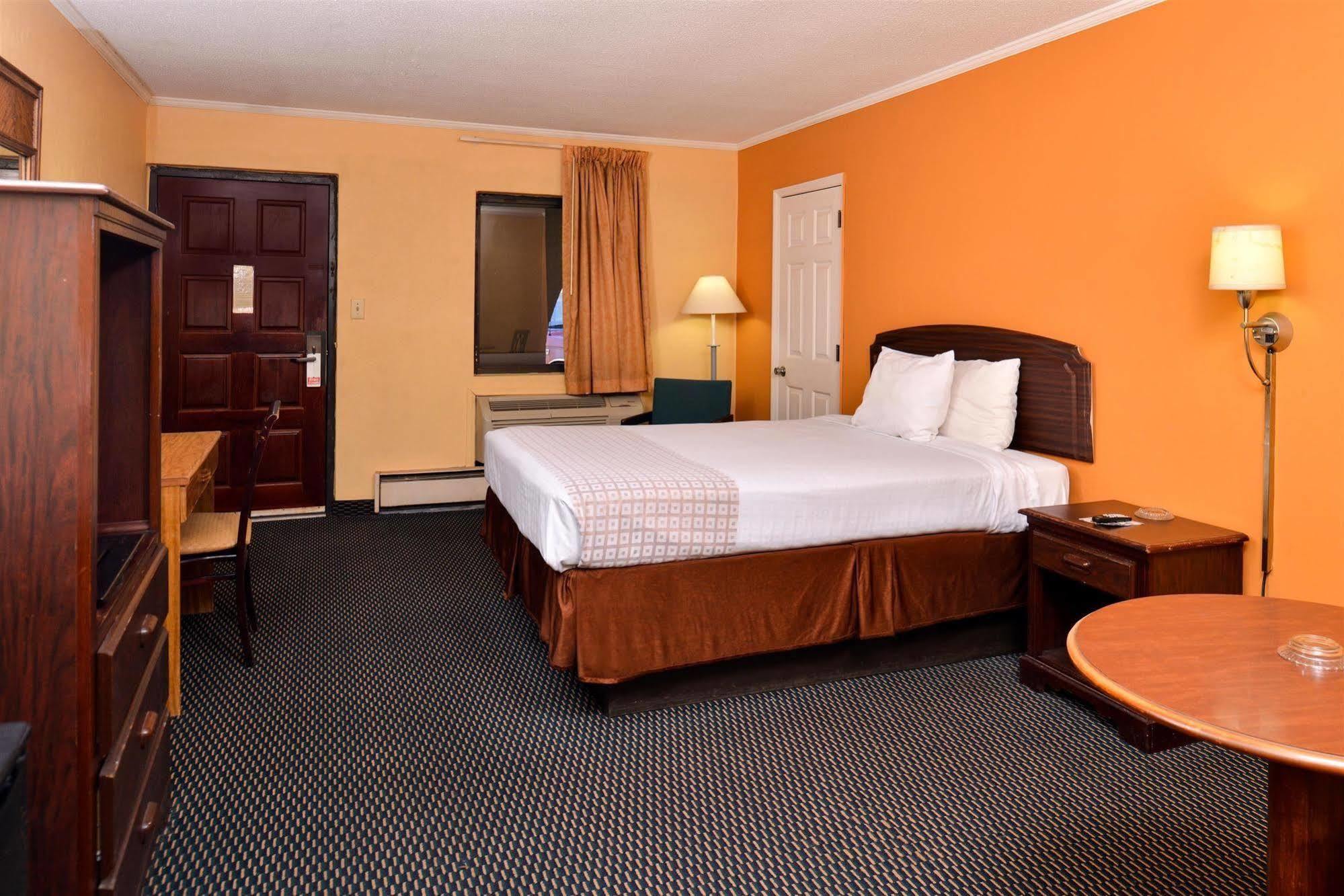 Loyalty Inn Rockingham Bagian luar foto