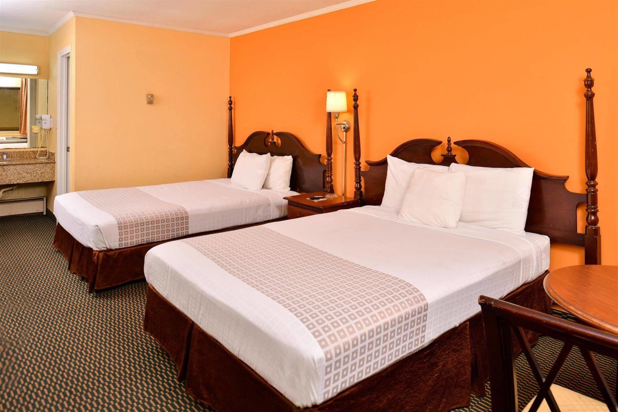 Loyalty Inn Rockingham Bagian luar foto