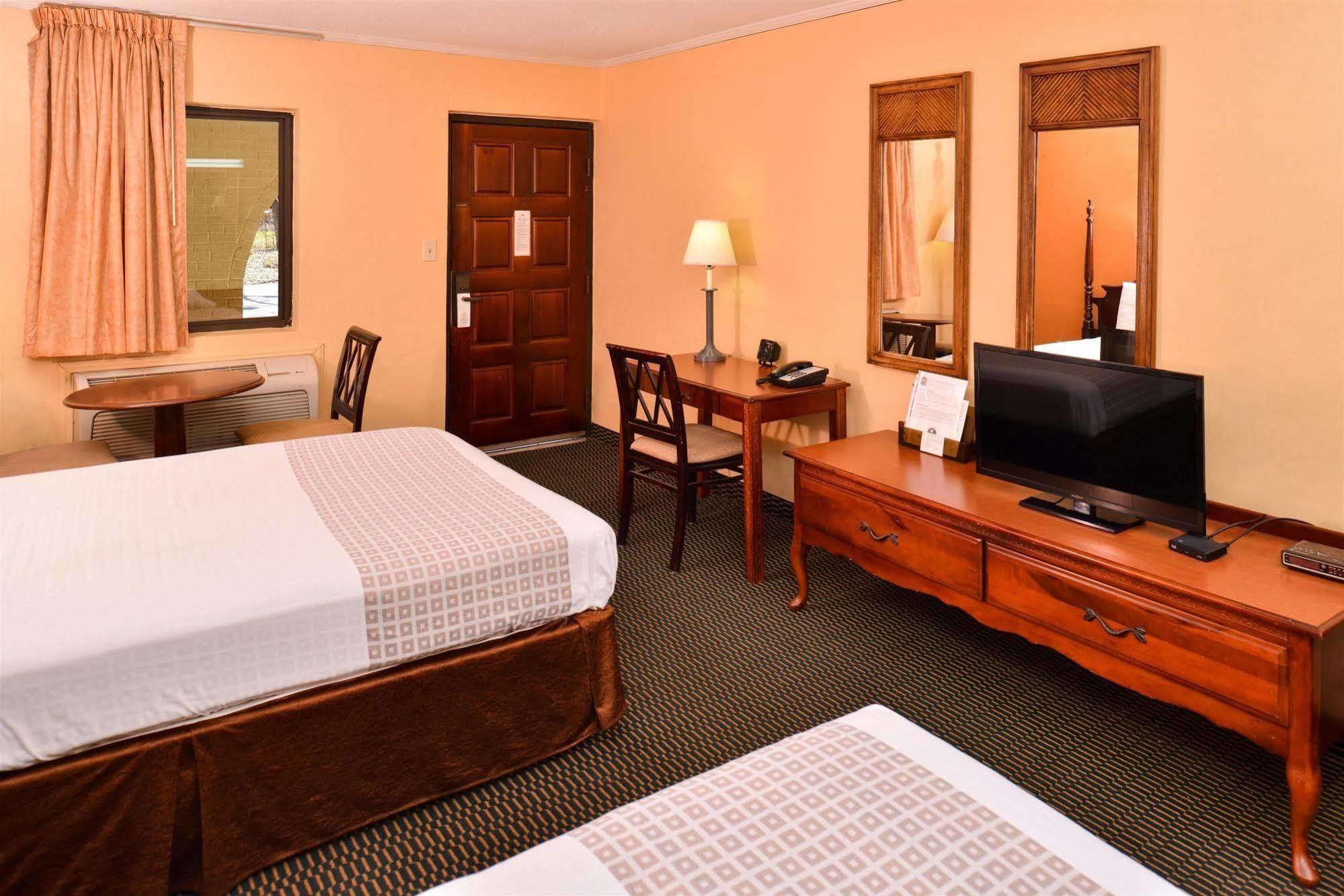 Loyalty Inn Rockingham Bagian luar foto